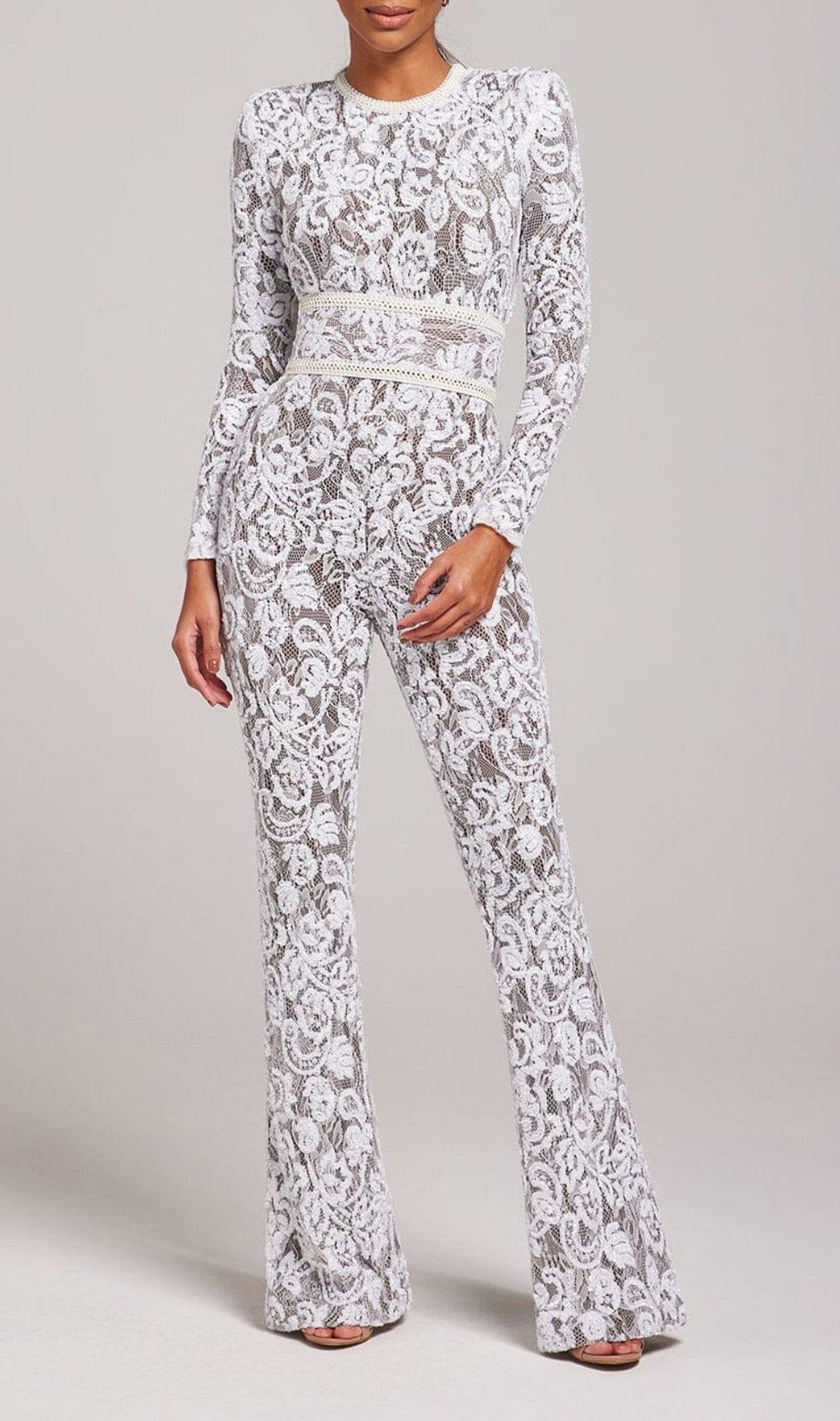 Weißer, dunkelhautfarbener Jumpsuit