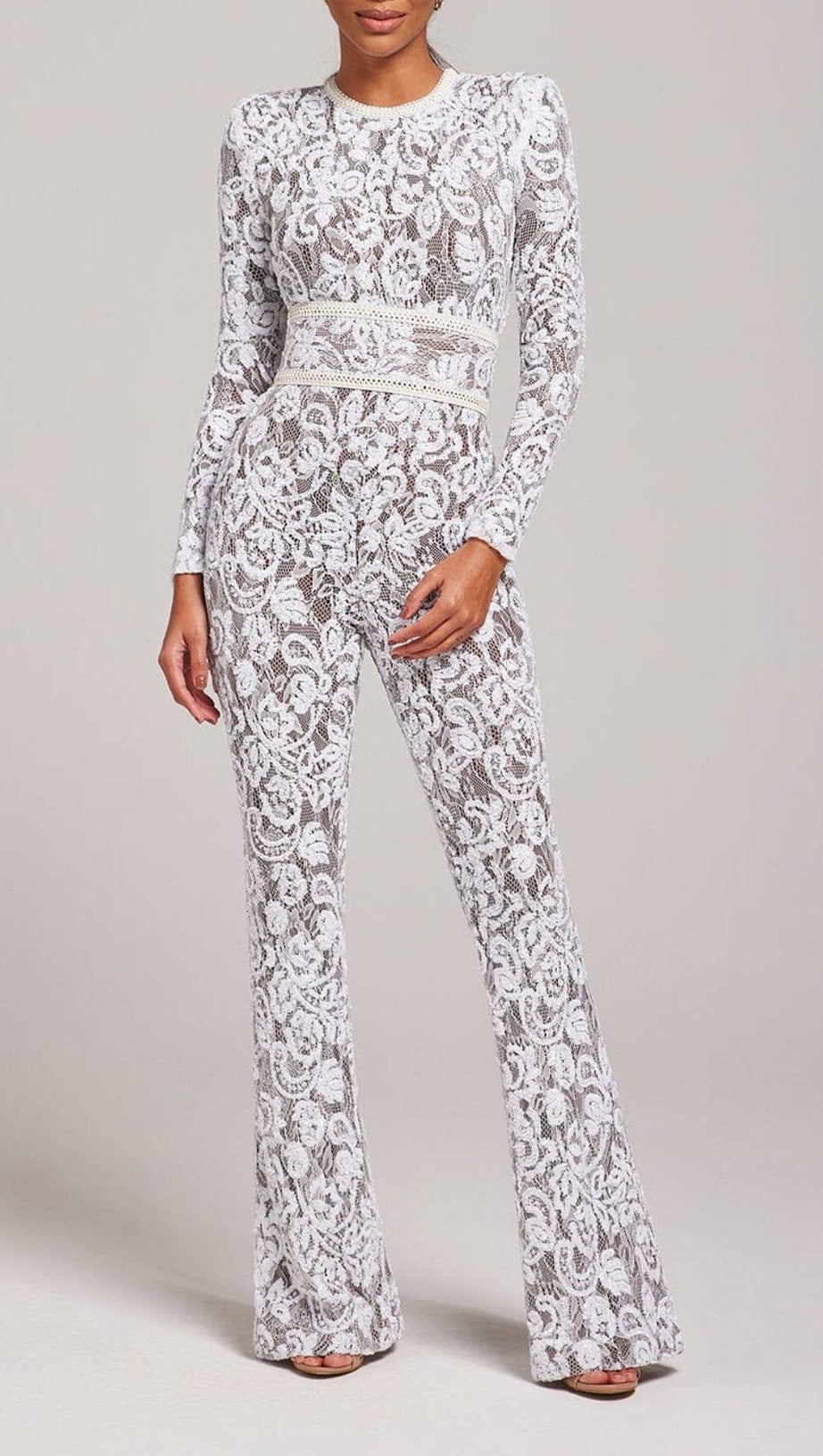Weißer, dunkelhautfarbener Jumpsuit