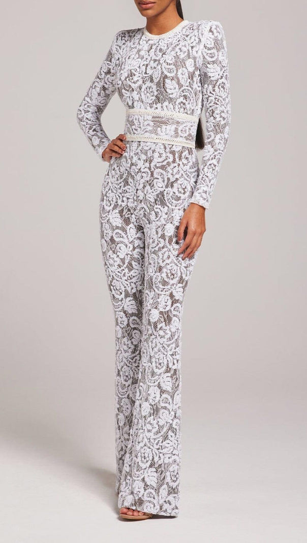 Weißer, dunkelhautfarbener Jumpsuit