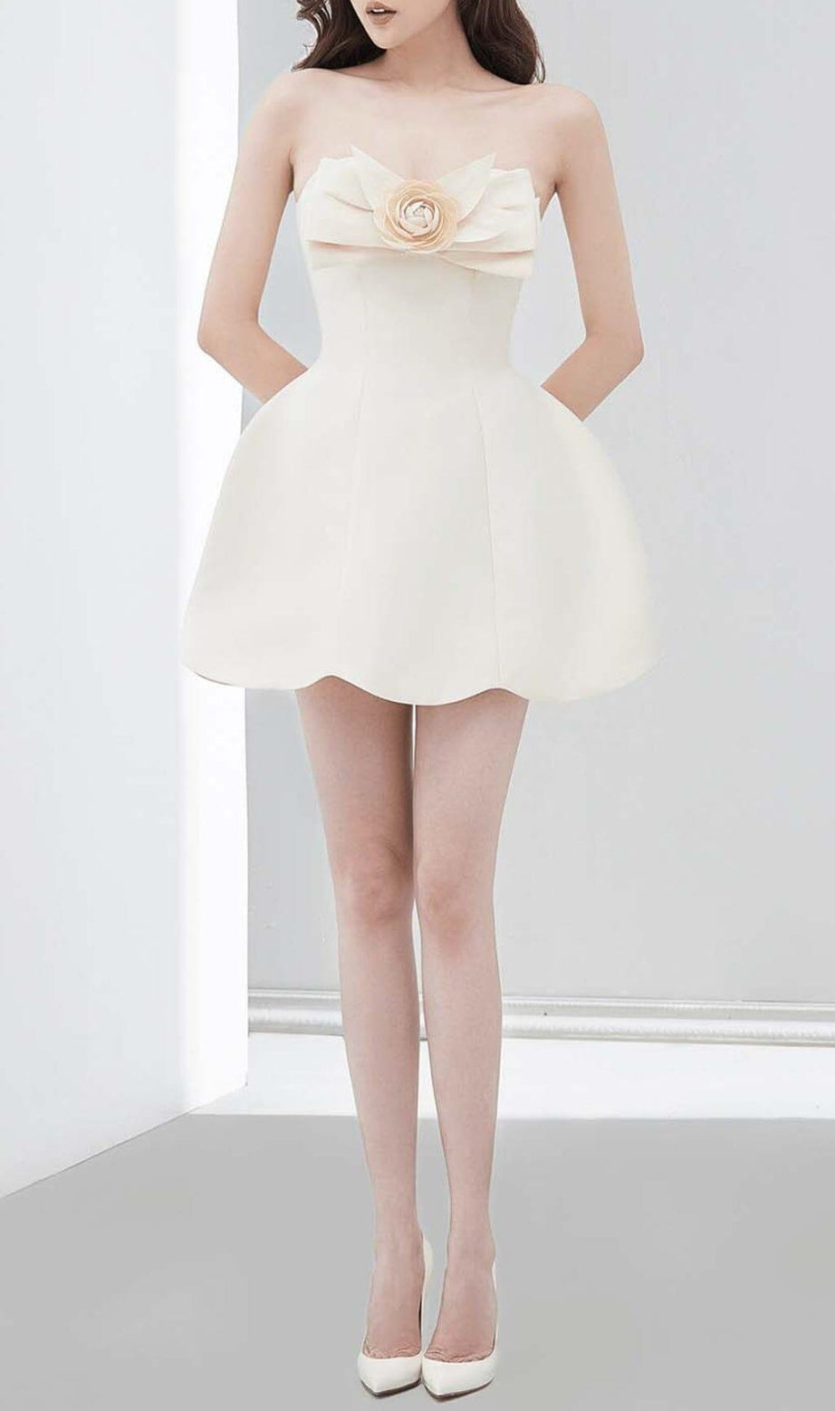 TRÄGERLOSES MINIKLEID MIT BLUMEN IN WEISS