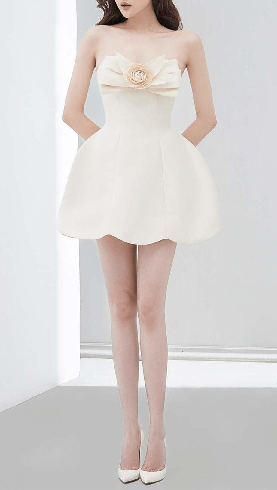 FLOWER STRAPLESS MINI DRESS IN WHITE