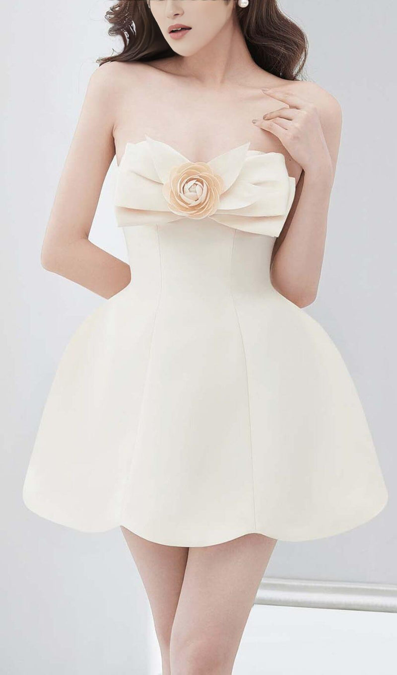 FLOWER STRAPLESS MINI DRESS IN WHITE