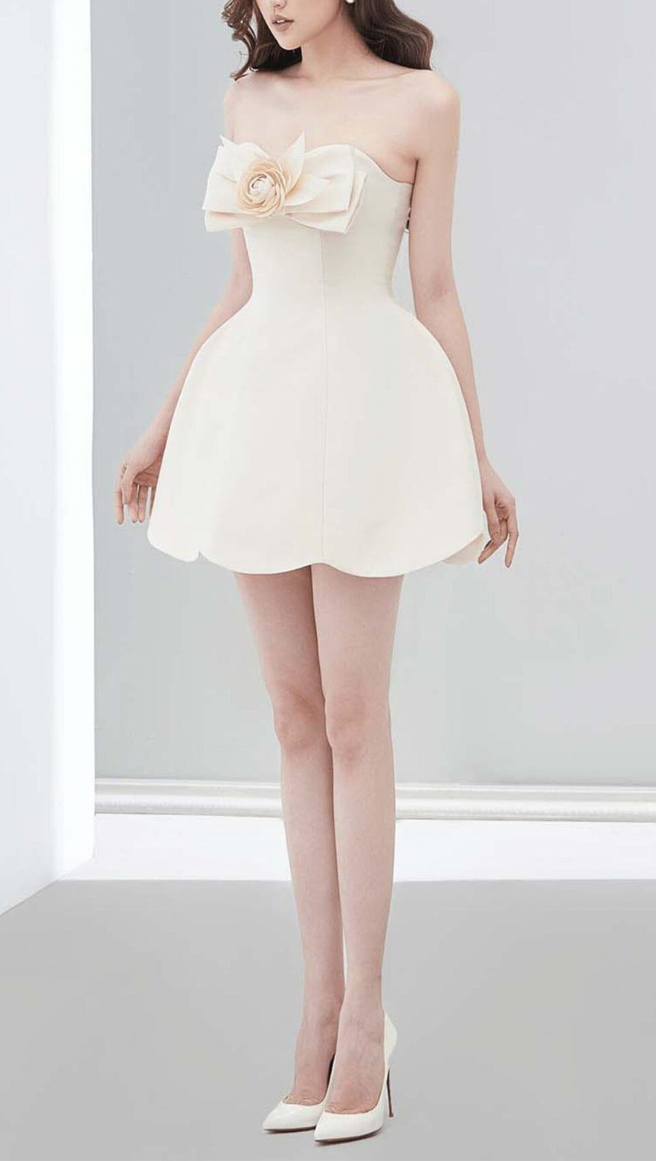 FLOWER STRAPLESS MINI DRESS IN WHITE