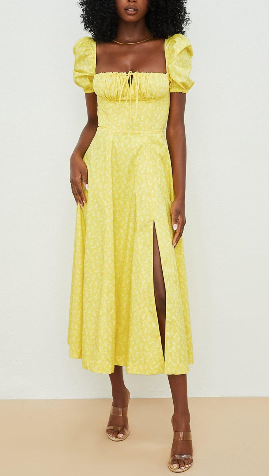 VINTAGE MIDIKLEID MIT BLUMENMUSTER UND PUFFÄRMELN IN GELB