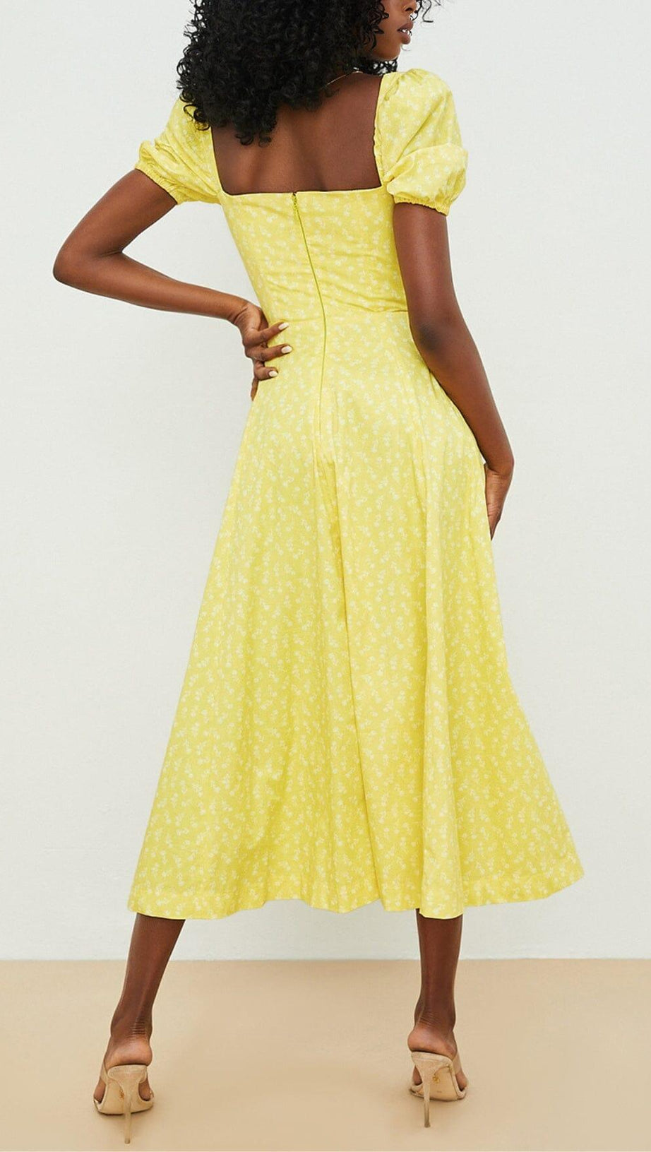 VINTAGE MIDIKLEID MIT BLUMENMUSTER UND PUFFÄRMELN IN GELB