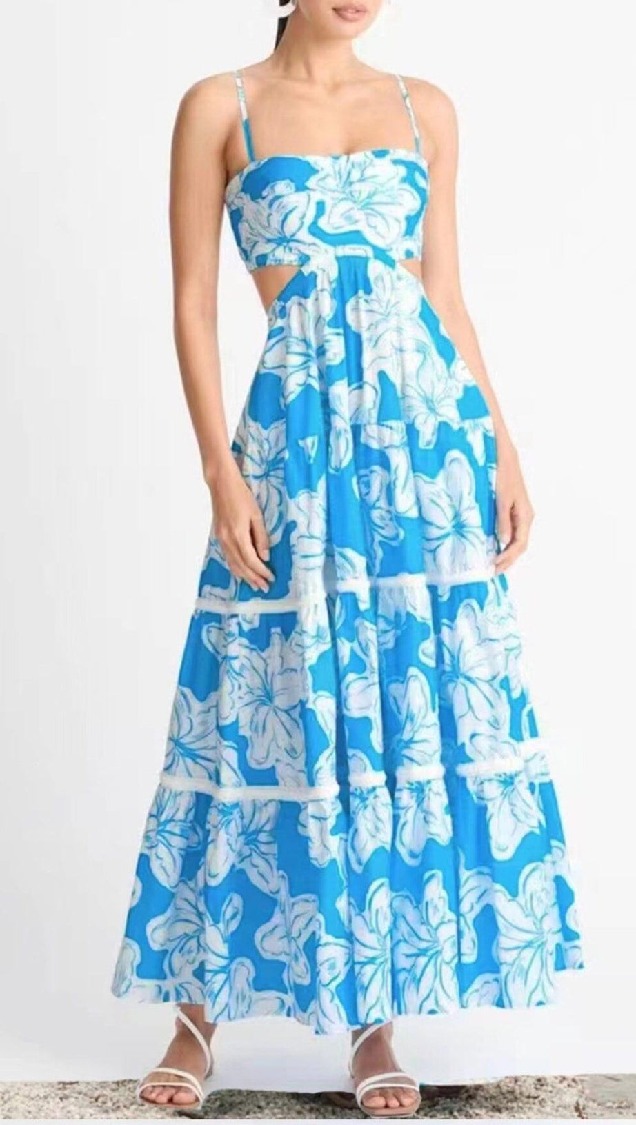 FLIEẞENDES SOMMERKLEID MIT BLUMENMUSTER IN BLAU