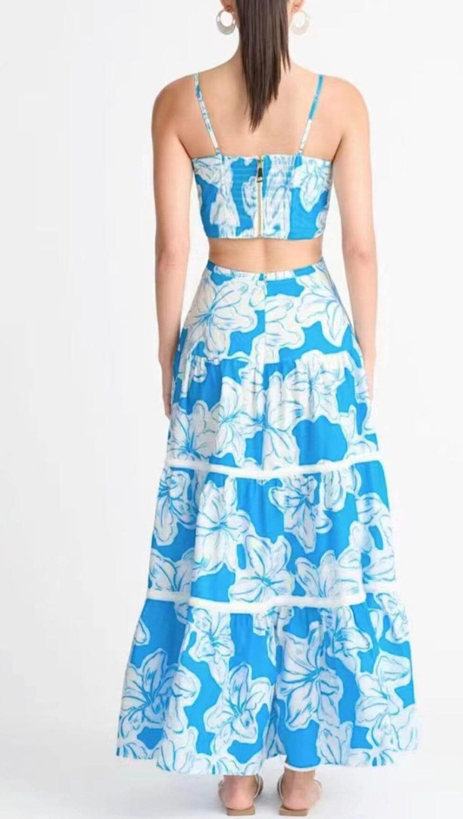 FLIEẞENDES SOMMERKLEID MIT BLUMENMUSTER IN BLAU