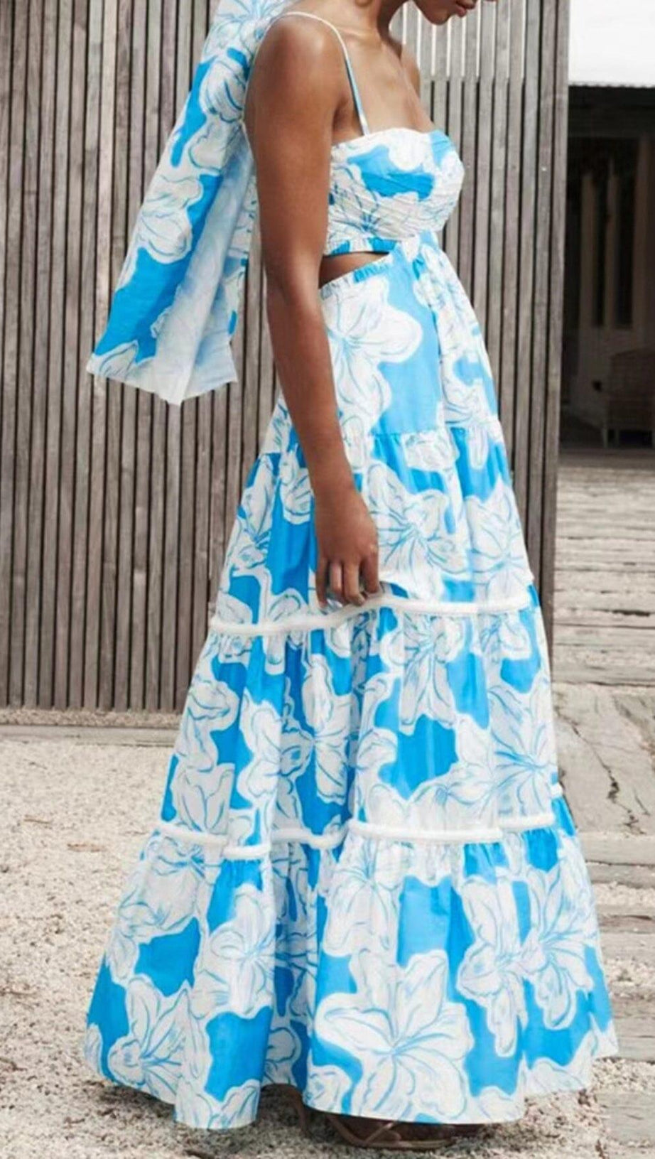 FLIEẞENDES SOMMERKLEID MIT BLUMENMUSTER IN BLAU