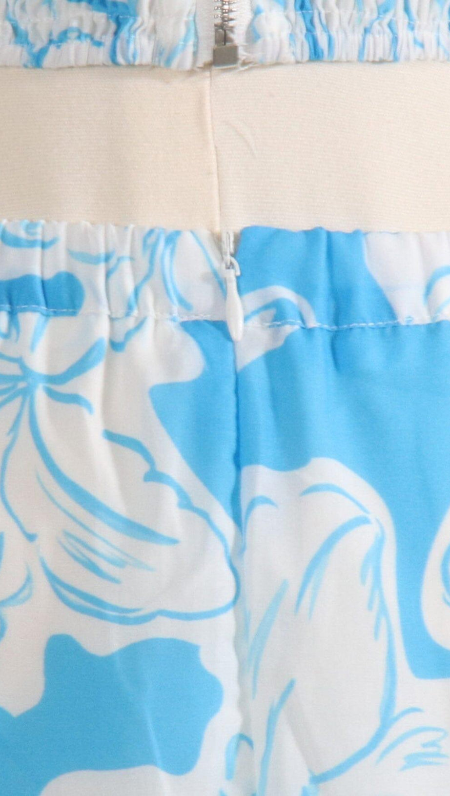 FLIEẞENDES SOMMERKLEID MIT BLUMENMUSTER IN BLAU