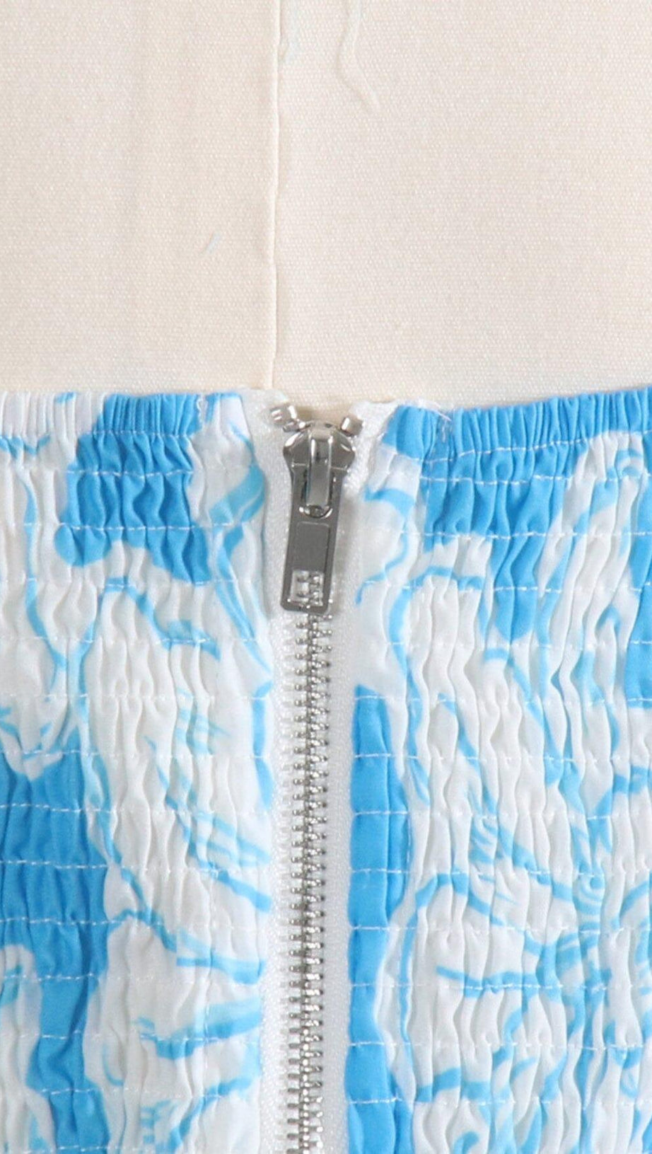 FLIEẞENDES SOMMERKLEID MIT BLUMENMUSTER IN BLAU