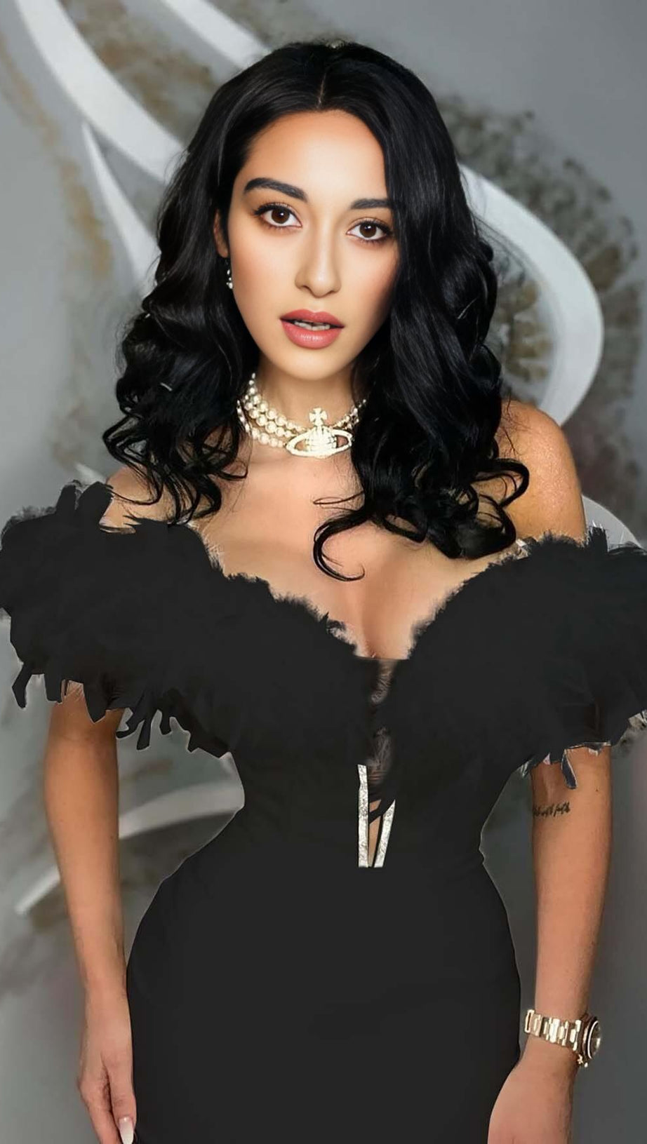 ABITO MIDI CON SCOLLO A V E PIUME IN NERO