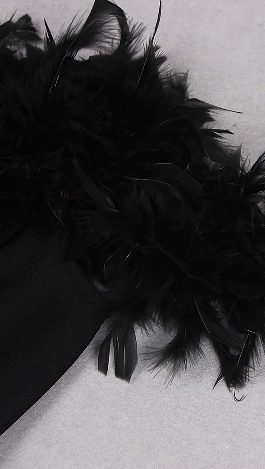 ABITO MIDI CON SCOLLO A V E PIUME IN NERO