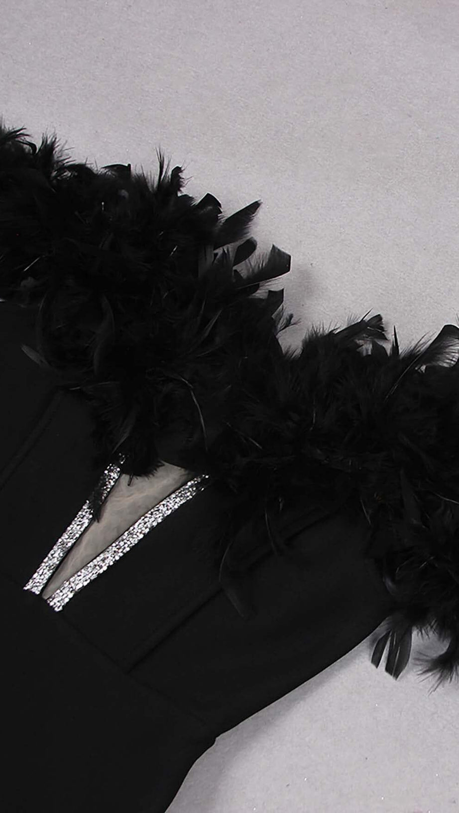 ABITO MIDI CON SCOLLO A V E PIUME IN NERO