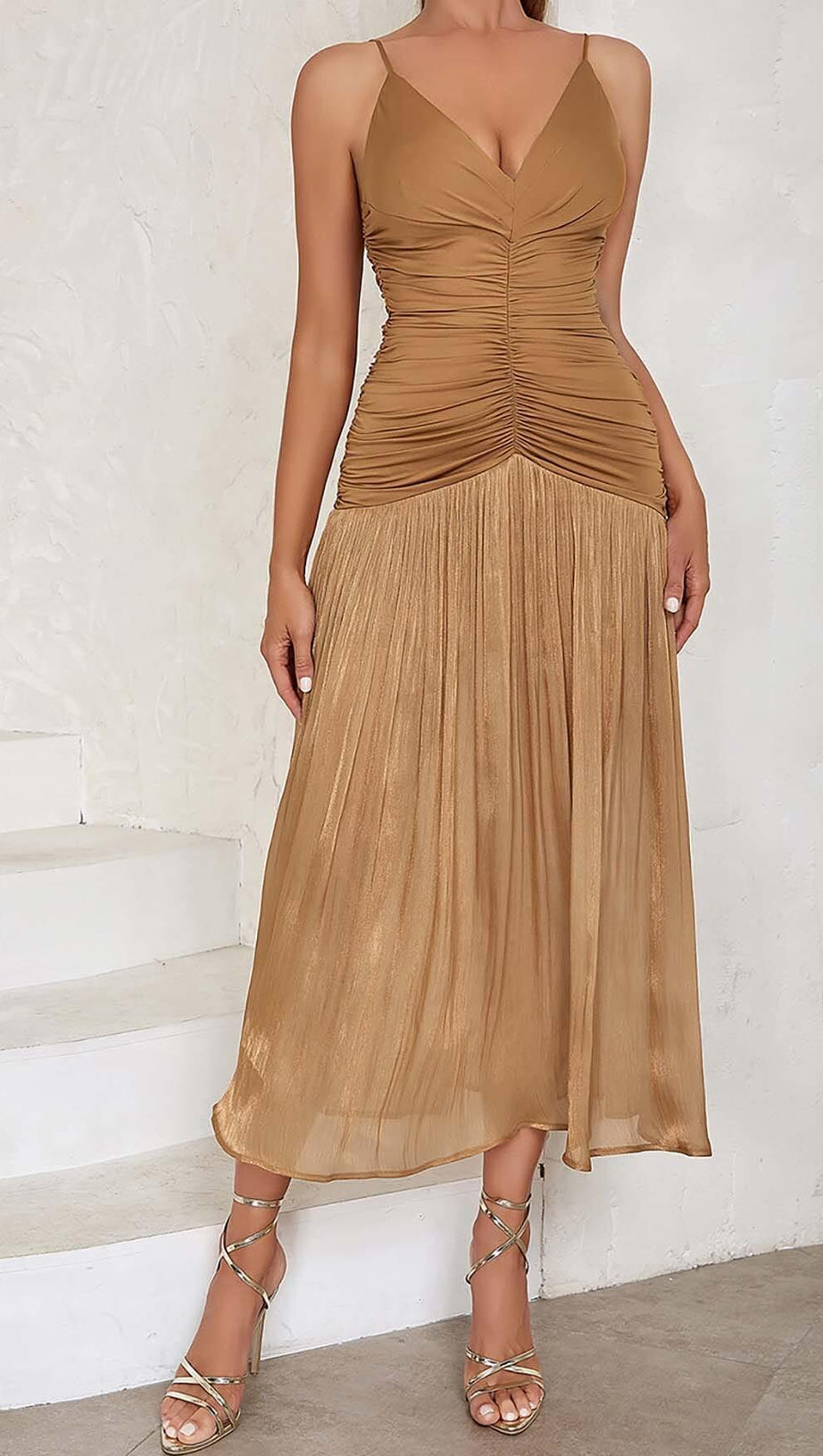 ABITO MIDI CON SPALLINE PLISSETTATE MARRONE