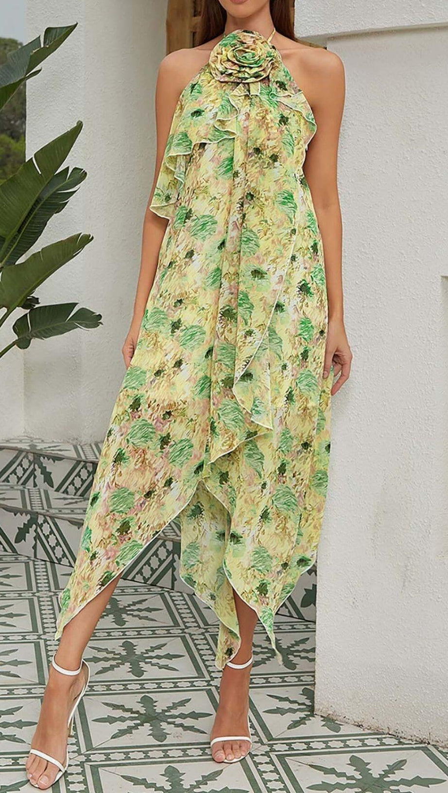 Neckholder-Kleid mit Blumenmuster und Saum in Grün