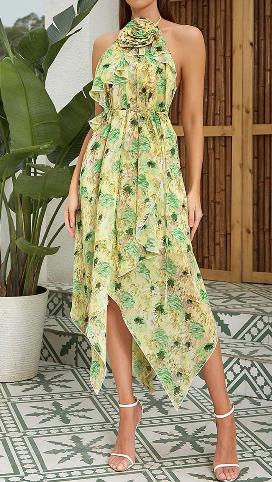 Neckholder-Kleid mit Blumenmuster und Saum in Grün