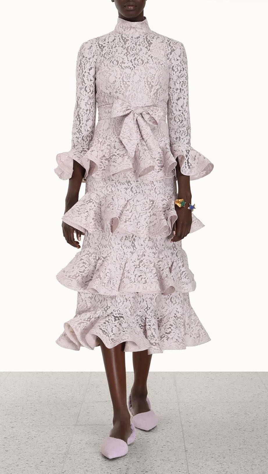 MIDIKLEID AUS SPITZE MIT BLUMENSTICKEREI UND STUFEN