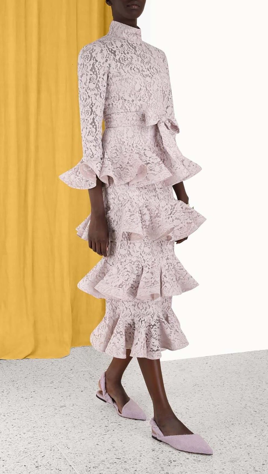 MIDIKLEID AUS SPITZE MIT BLUMENSTICKEREI UND STUFEN