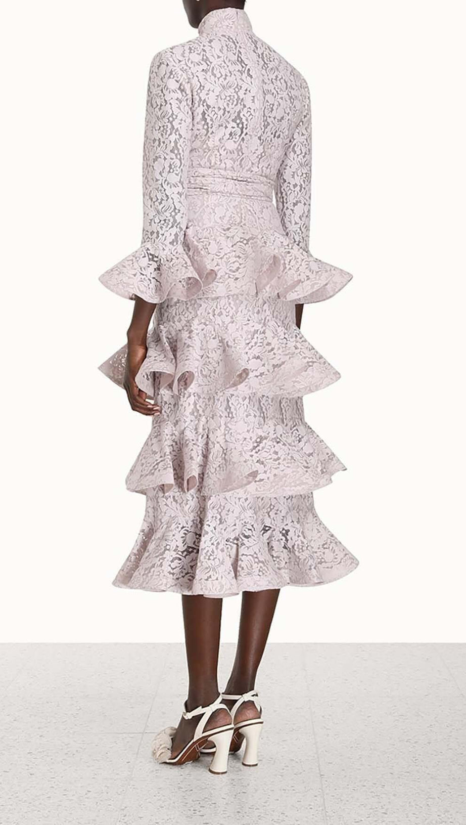 MIDIKLEID AUS SPITZE MIT BLUMENSTICKEREI UND STUFEN