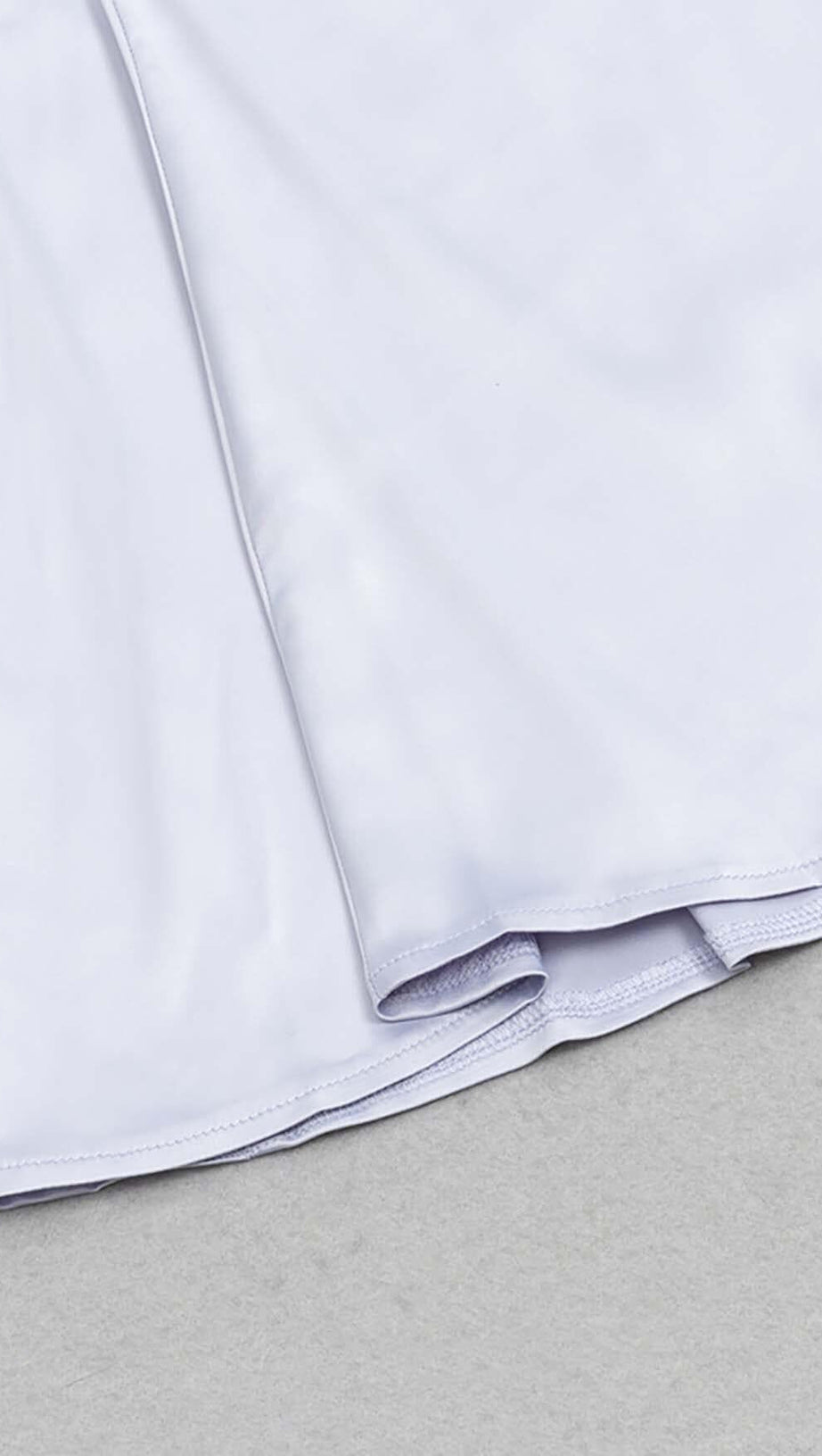 MIDIKLEID MIT TRÄGERN UND SPITZE IN FLIEDER