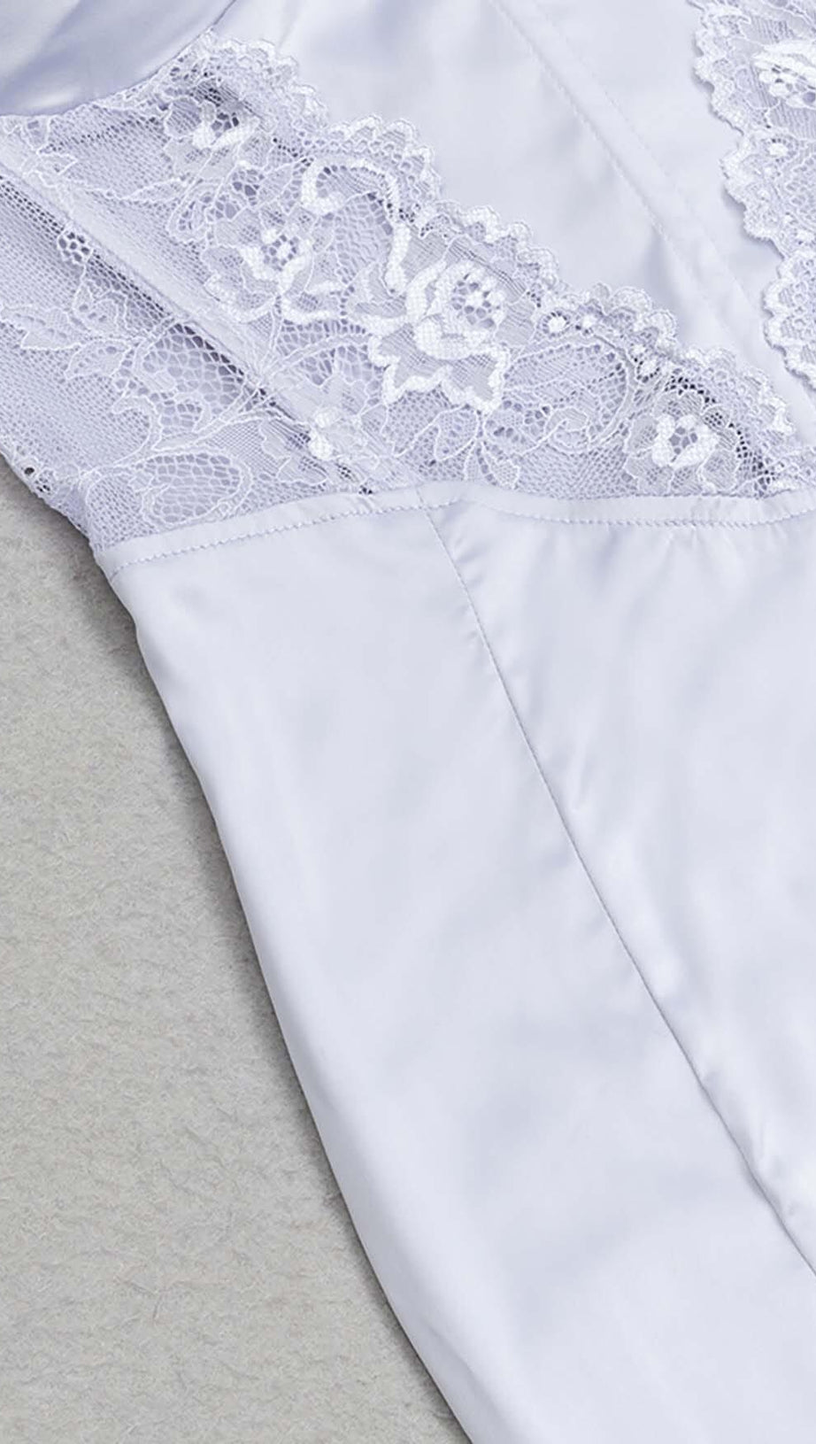 MIDIKLEID MIT TRÄGERN UND SPITZE IN FLIEDER