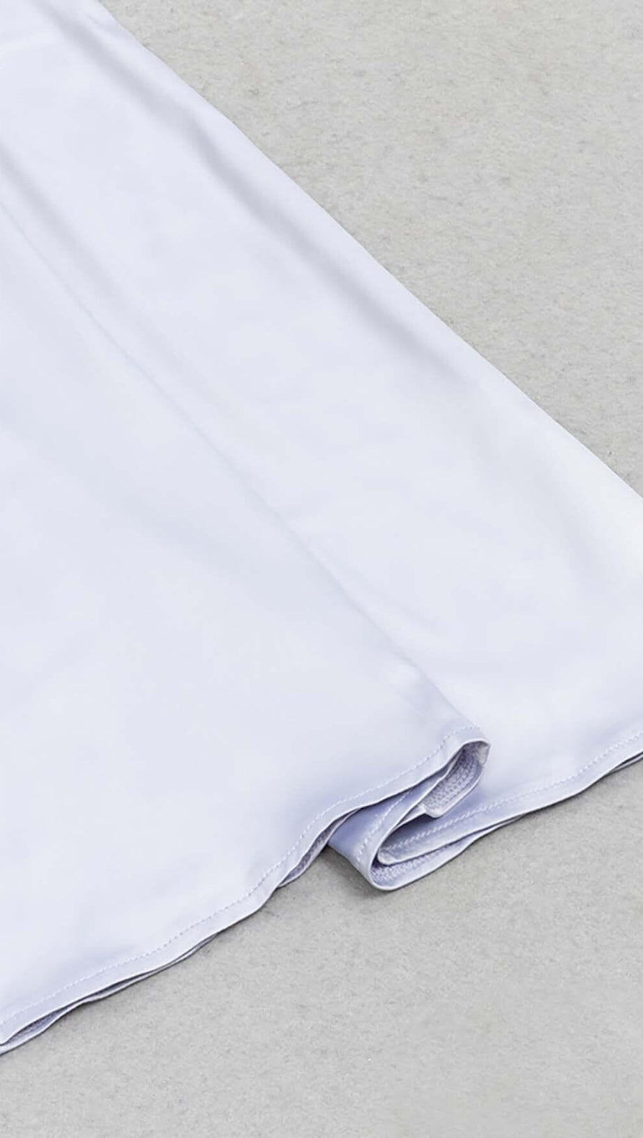 MIDIKLEID MIT TRÄGERN UND SPITZE IN FLIEDER