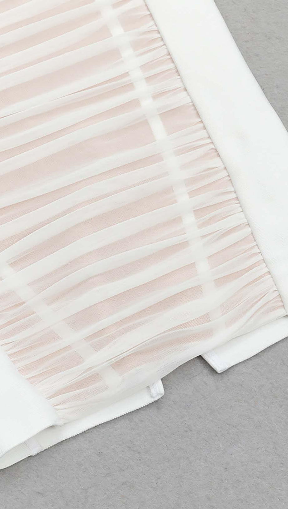 Gerafftes Bustier-Midikleid aus Netzstoff in Weiß