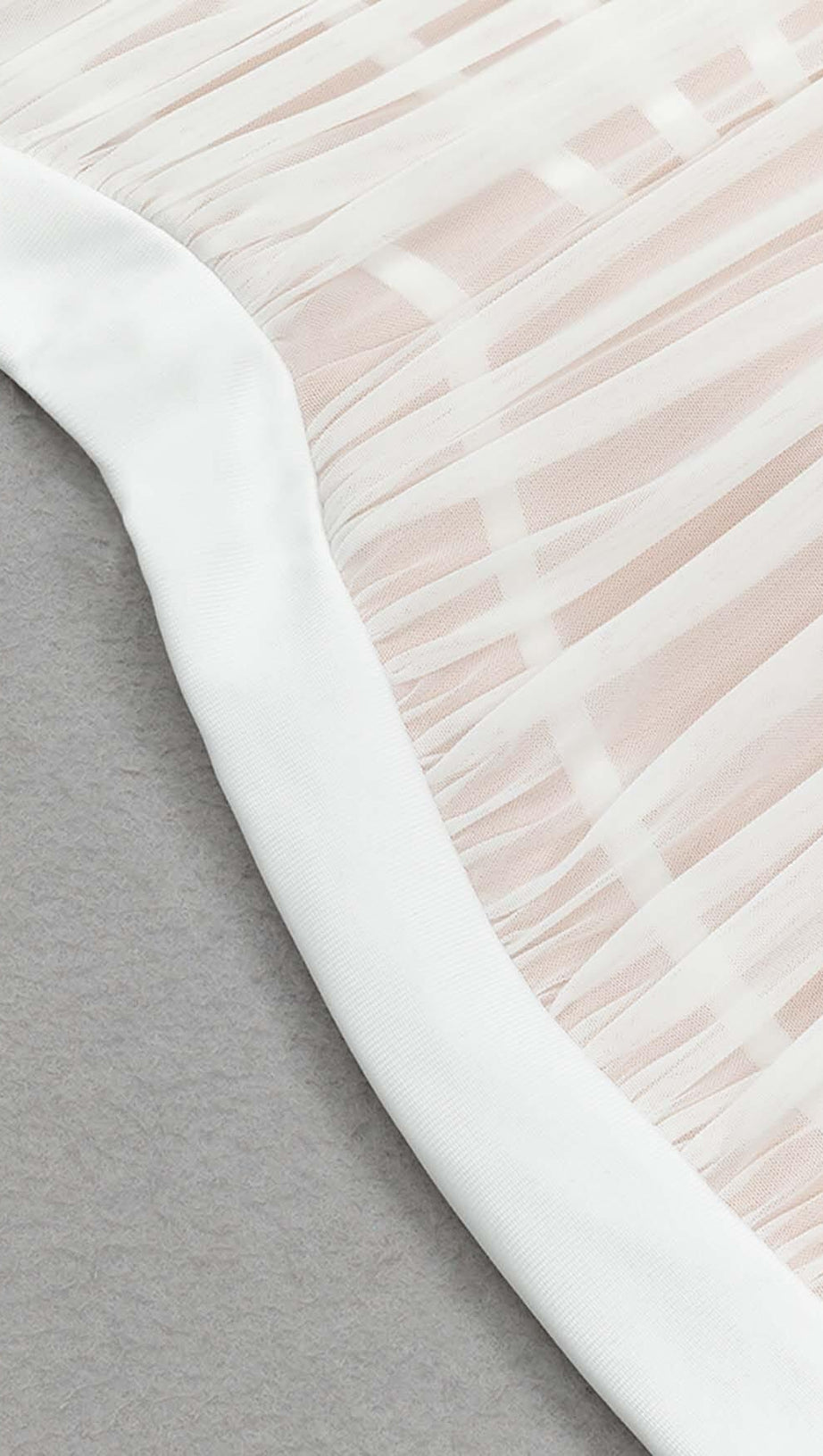 Gerafftes Bustier-Midikleid aus Netzstoff in Weiß