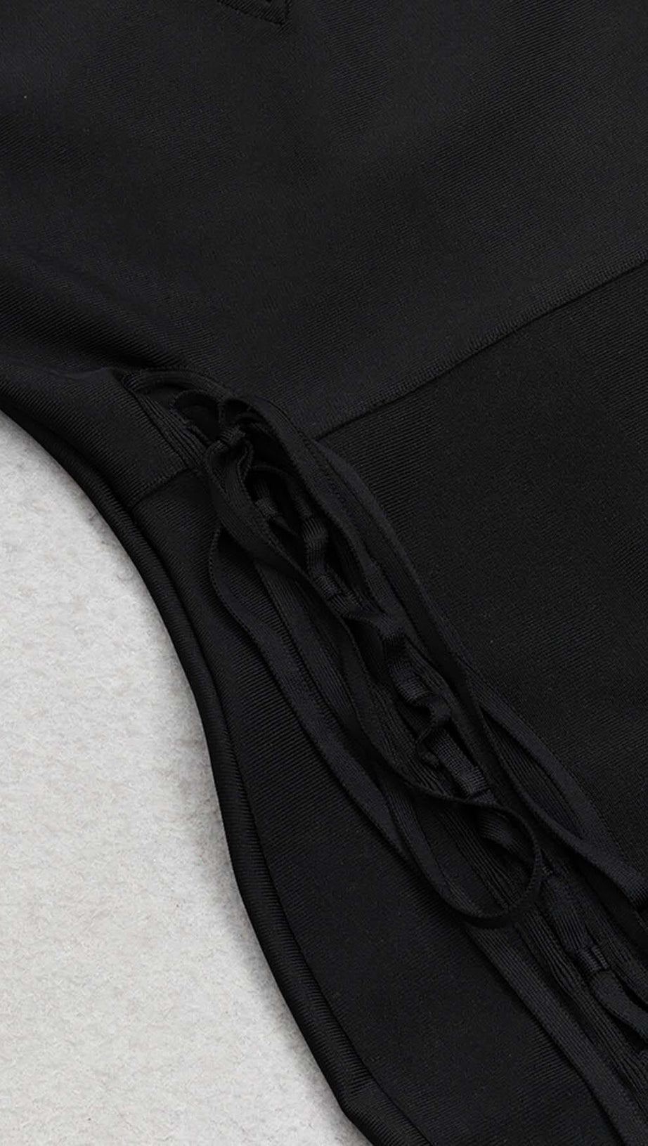 ABITO MIDI CON BENDAGGI E LACCI LATERALI NERO