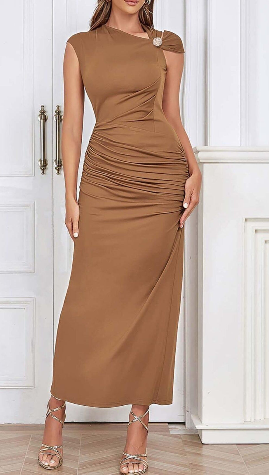 Gerafftes Satin-Midikleid in Braun