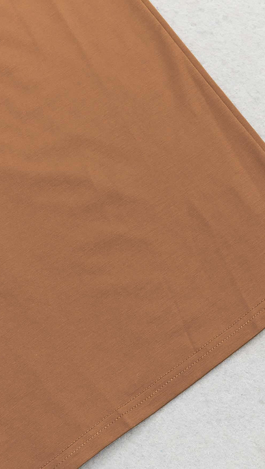 Gerafftes Satin-Midikleid in Braun