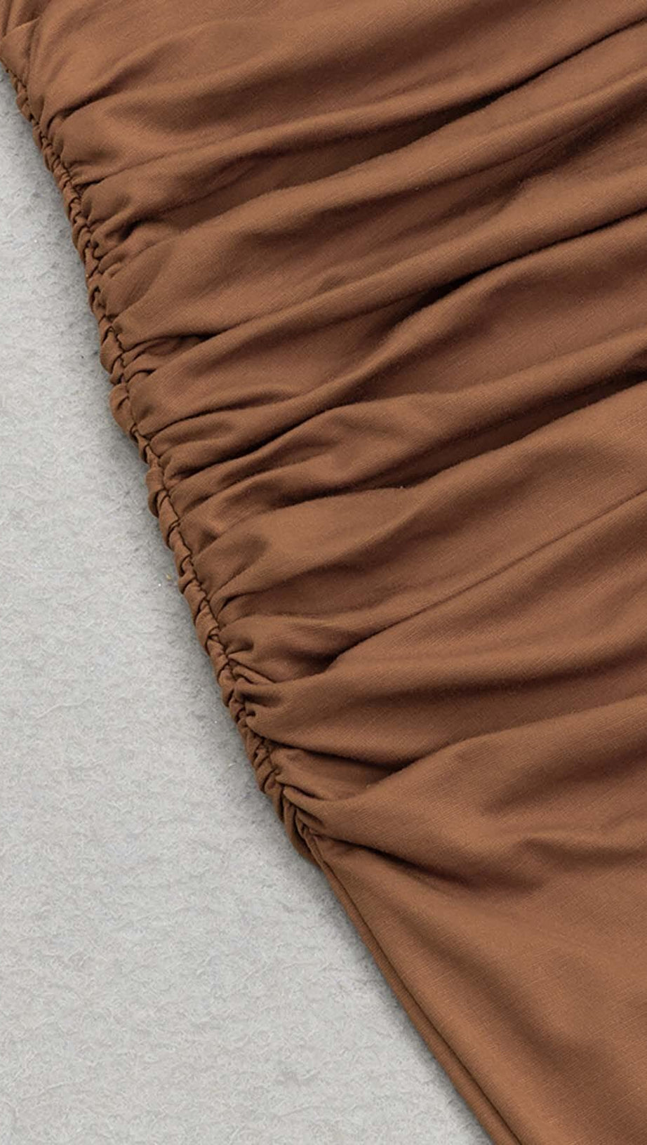 Gerafftes Satin-Midikleid in Braun