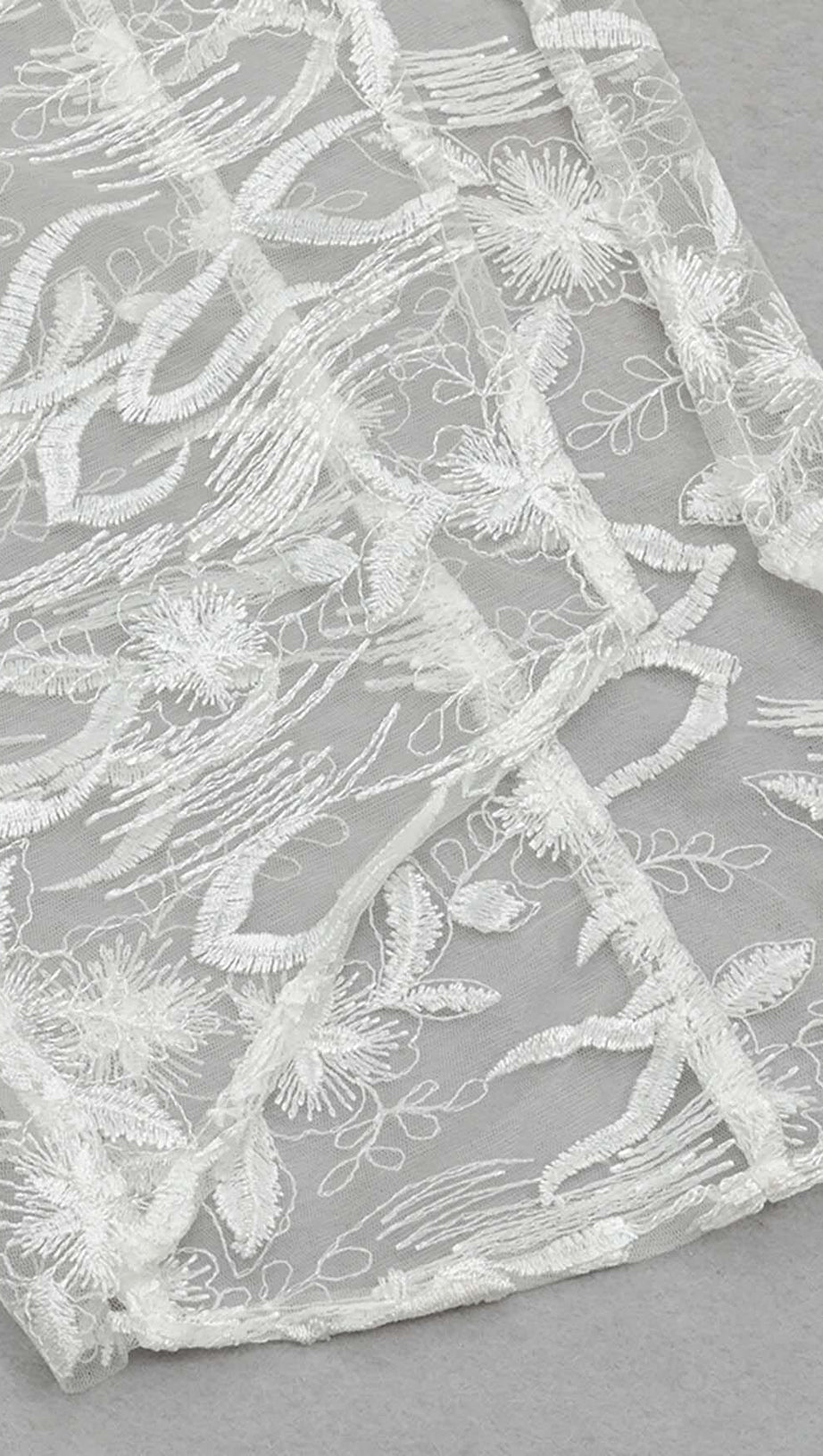 MIDIKLEID AUS SPITZE MIT ROSENVERZIERUNG IN WEISS