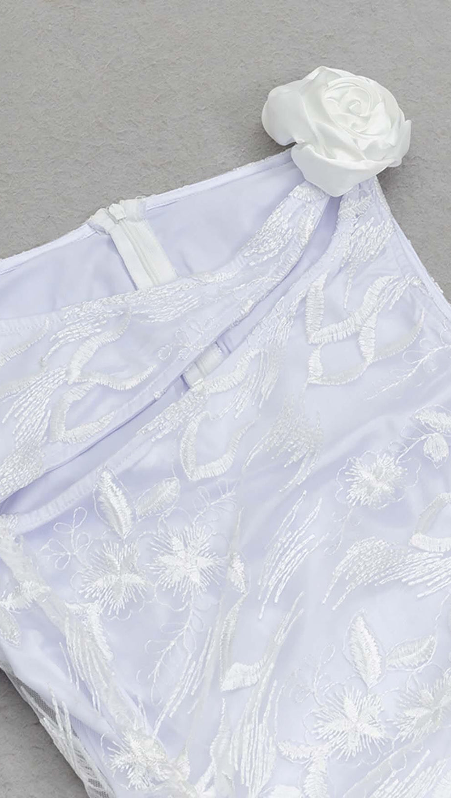 MIDIKLEID AUS SPITZE MIT ROSENVERZIERUNG IN WEISS