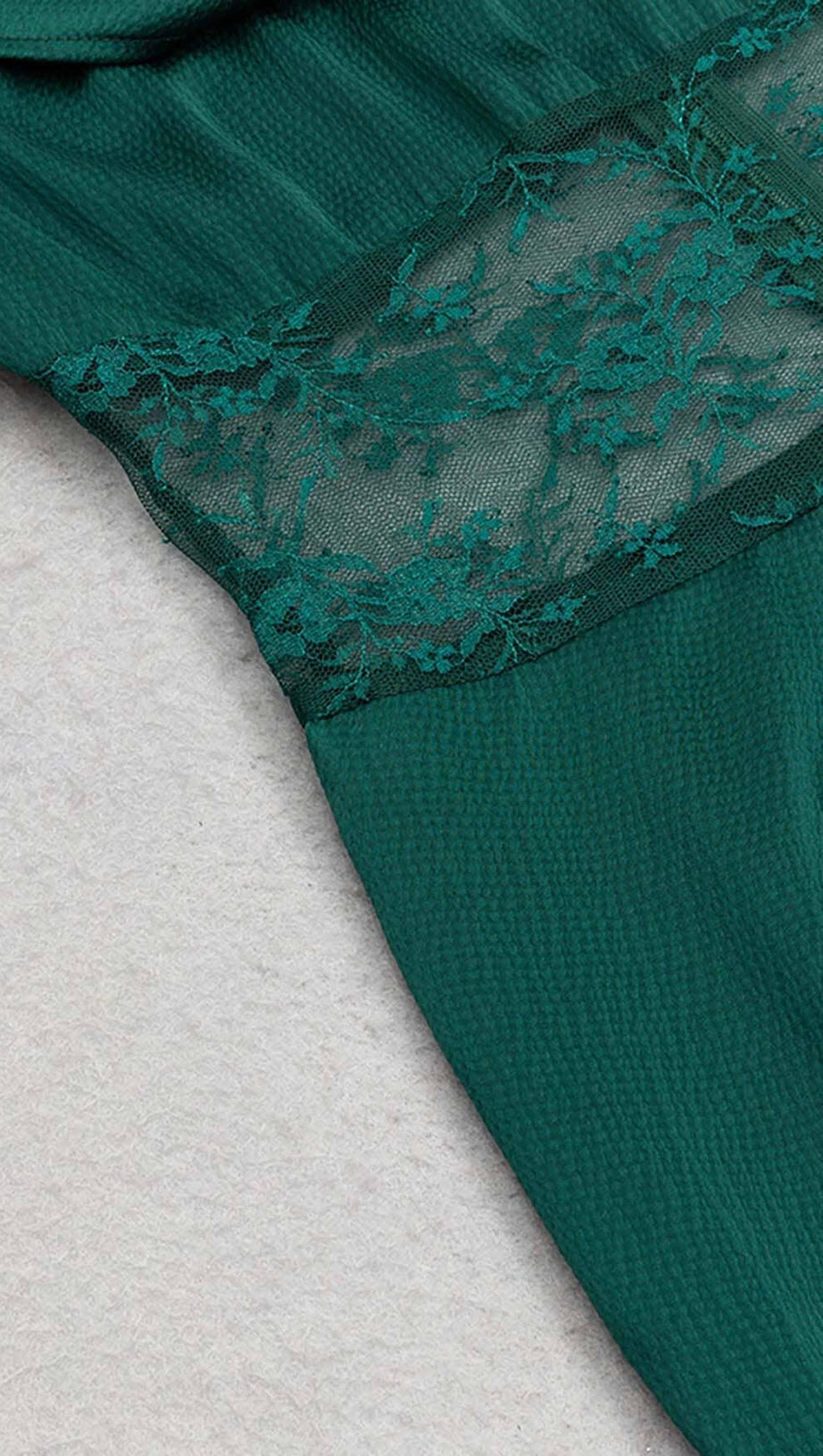 TÜRKIS-MIDIKLEID AUS SPITZE MIT OBERSCHENKELSCHLITZ