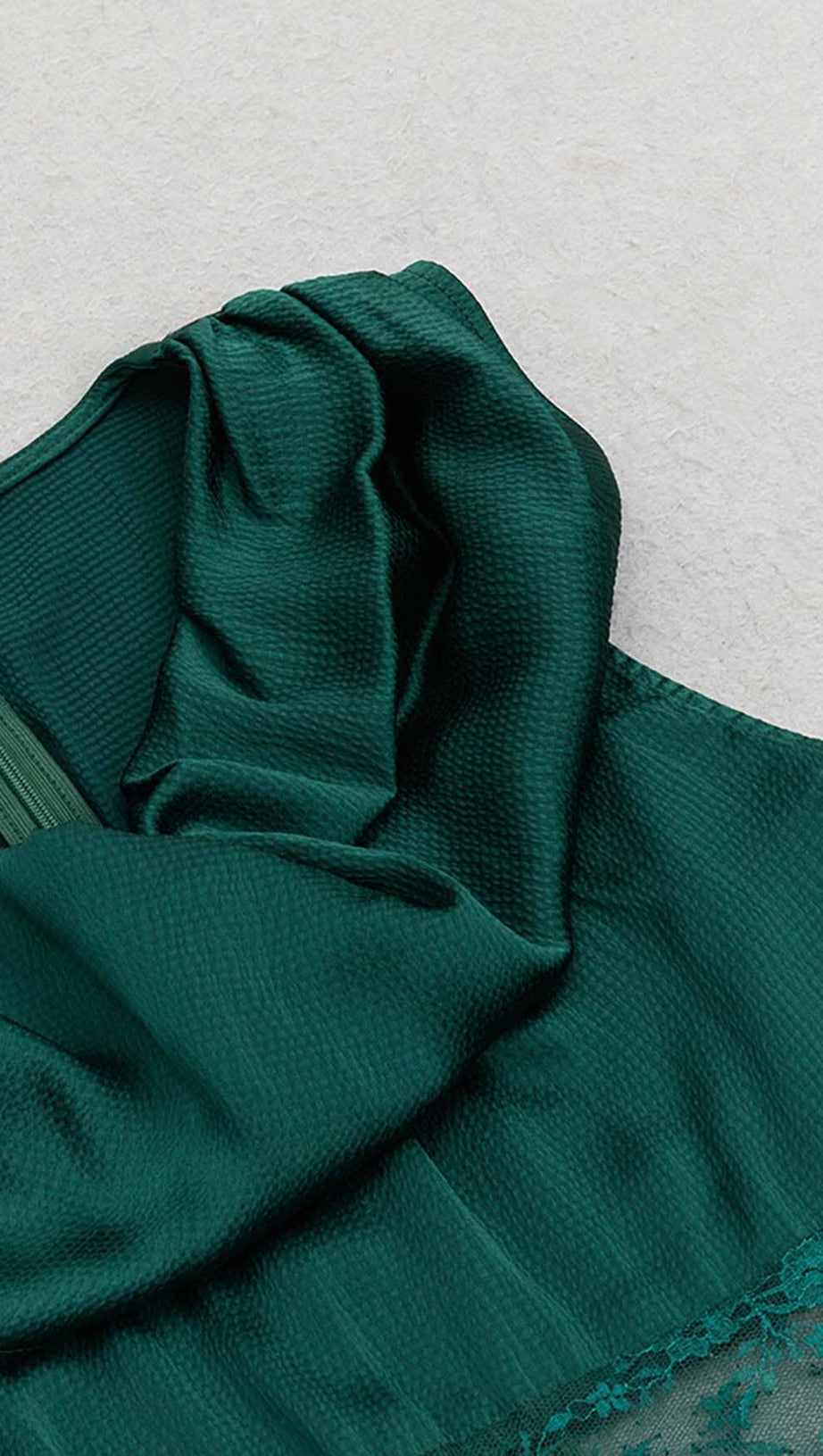 TÜRKIS-MIDIKLEID AUS SPITZE MIT OBERSCHENKELSCHLITZ