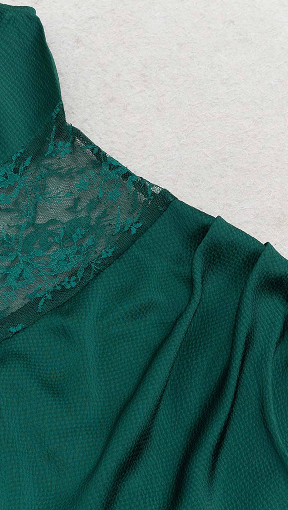 TÜRKIS-MIDIKLEID AUS SPITZE MIT OBERSCHENKELSCHLITZ