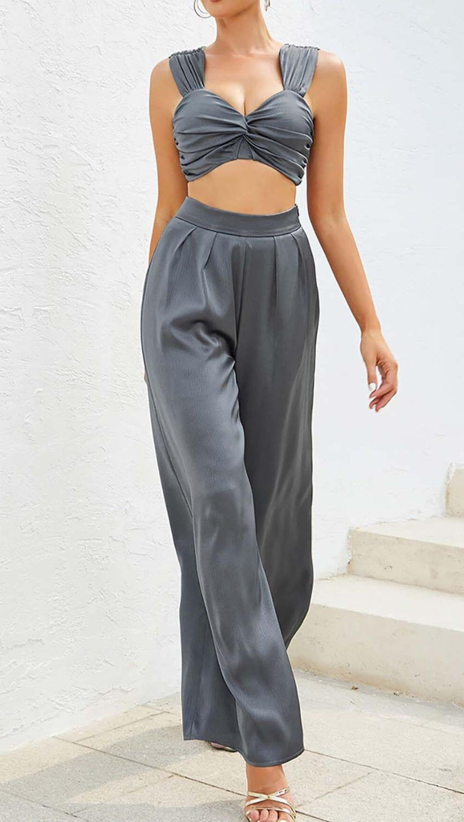 Zweiteiliger Anzug aus Satin mit tiefem Ausschnitt in Grau