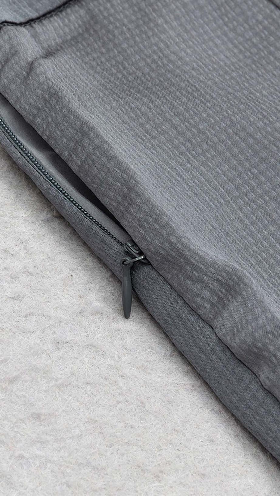 Zweiteiliger Anzug aus Satin mit tiefem Ausschnitt in Grau