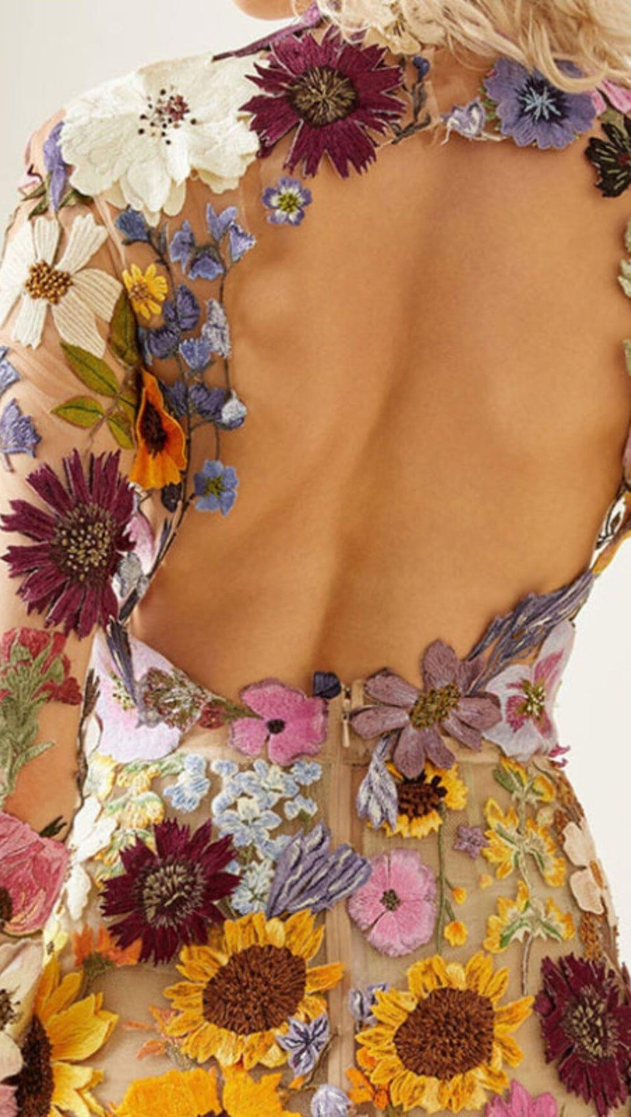 MINIKLEID AUS BESTICKTER SPITZE MIT HALBHOHER KRAGEN