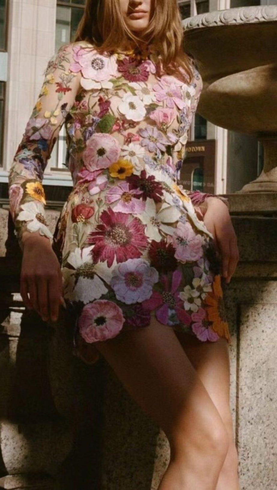 MINIKLEID AUS BESTICKTER SPITZE MIT HALBHOHER KRAGEN