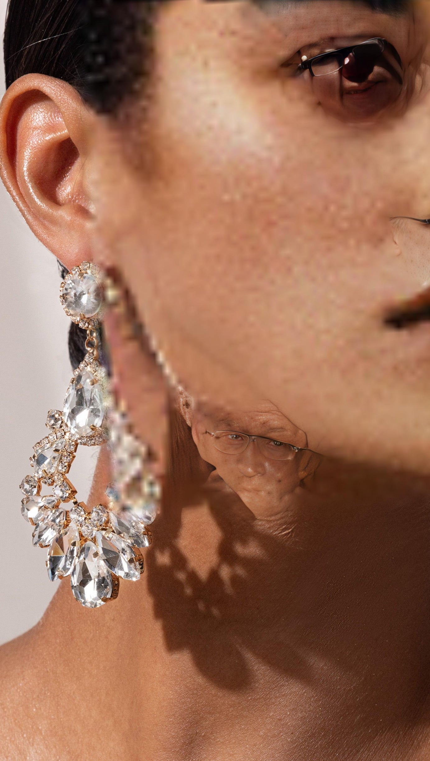 ORECCHINI A PENDENTE CON LAMPADARIO IN CRISTALLO BIANCO