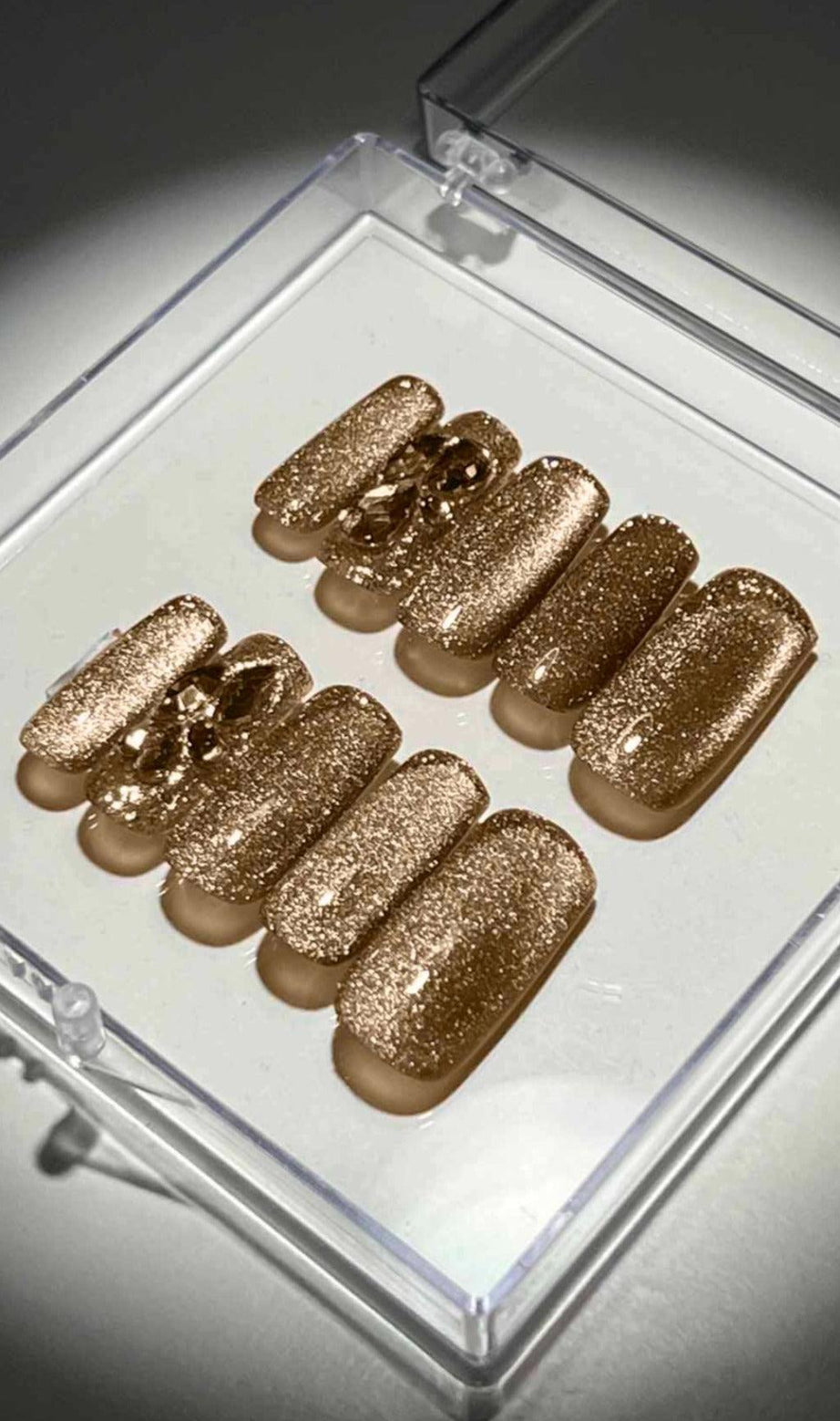 GOLDENE KATZENAUGEN-HANDGEFERTIGTE AUFPRESSNÄGEL
