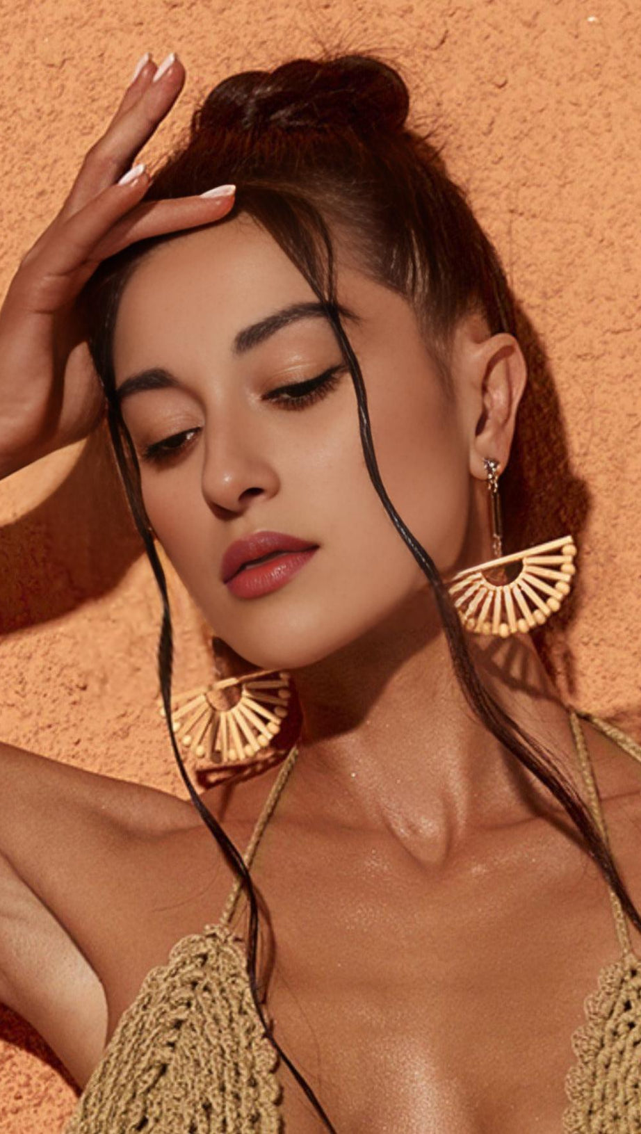 WOOD CUTOUT SCALLOPED EARRINGS