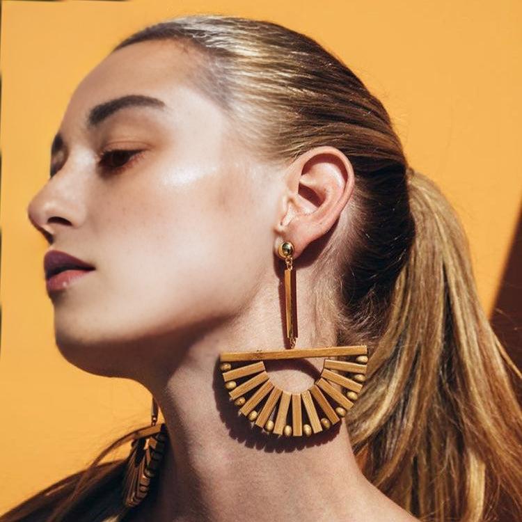 WOOD CUTOUT SCALLOPED EARRINGS