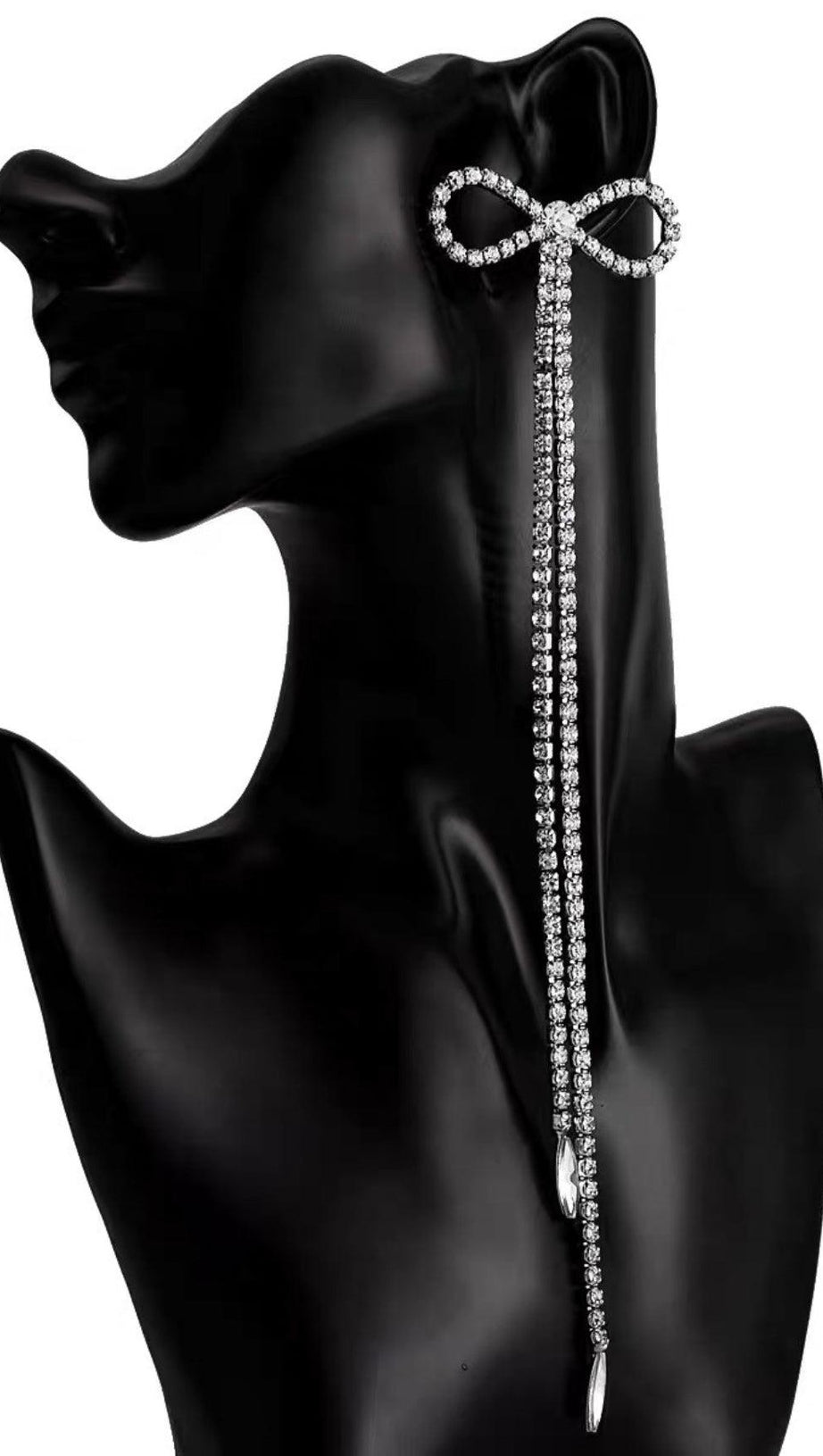 ORECCHINI A CATENA LUNGA CON FIOCCO DI STRASS IN BIANCO