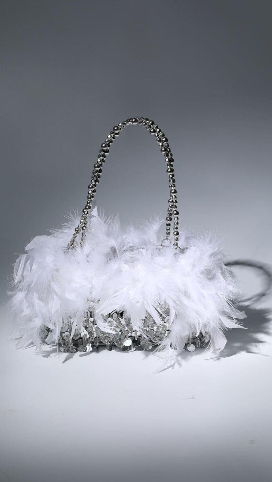 Schultertasche mit Pailletten und Federn