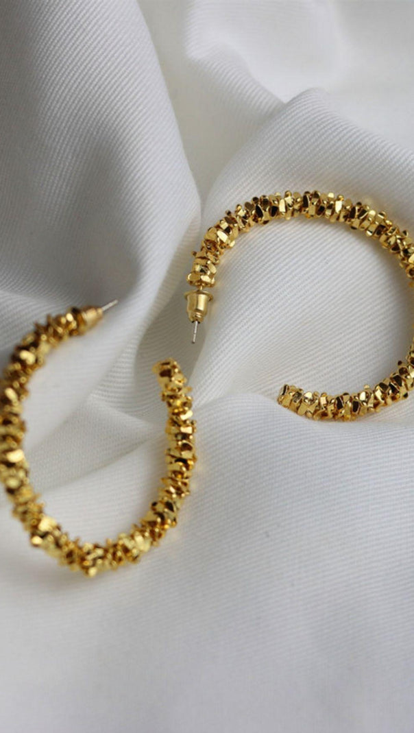 AIIZIE 18K GOLD MENTAL FACET HOOP EARRINGS - product image