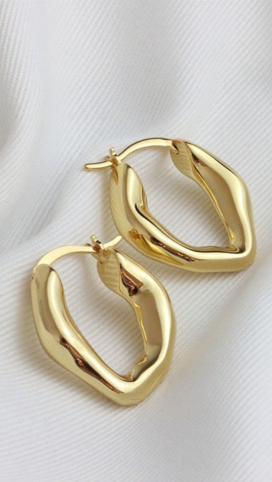 18K GOLD IRREGULAR SHAPED HOOP EARRINGS