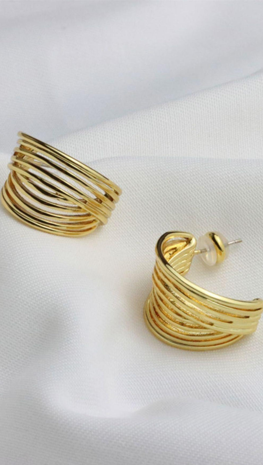 18K GOLD C-SHAPED STUD EARRINGS